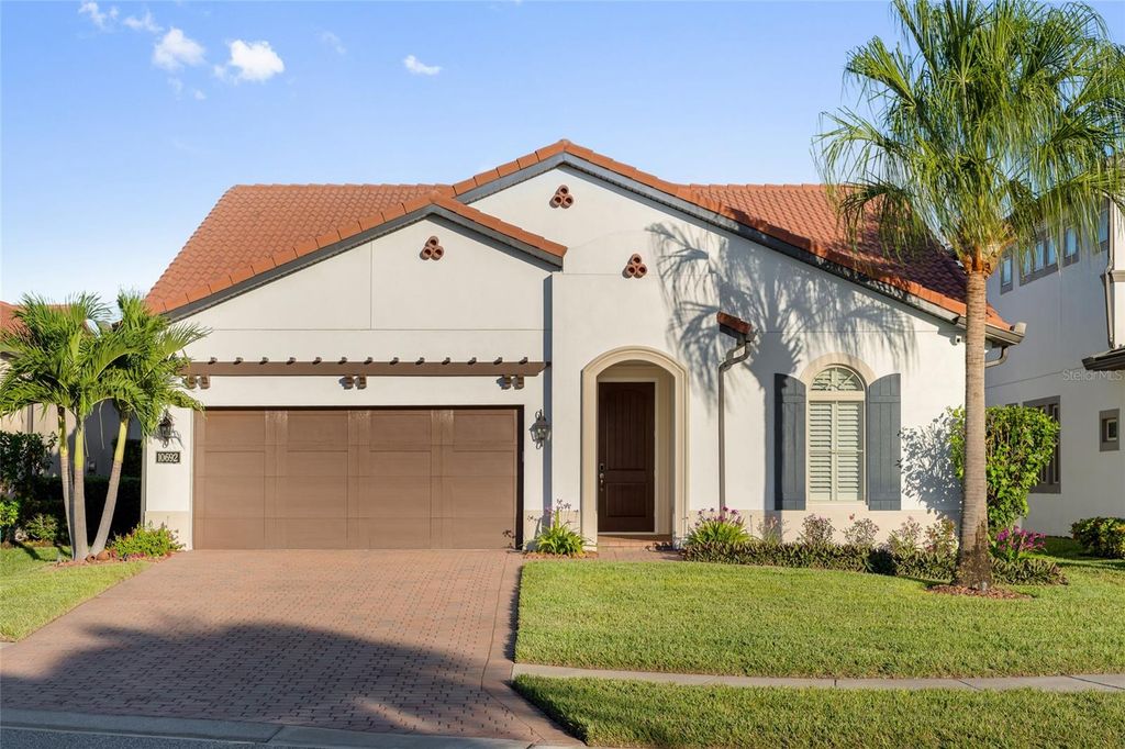 Image 3 of property listing at 10692 ROYAL CYPRESS WAY, Orlando, FL 32836
