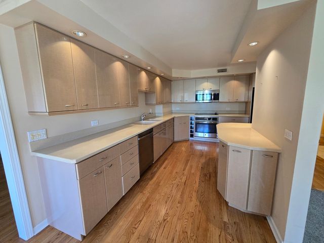 1005 Bonnie Brae Place 5F, River Forest, IL 60305