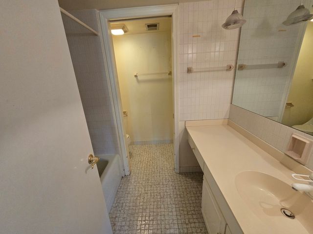 1005 Bonnie Brae Place 5F, River Forest, IL 60305