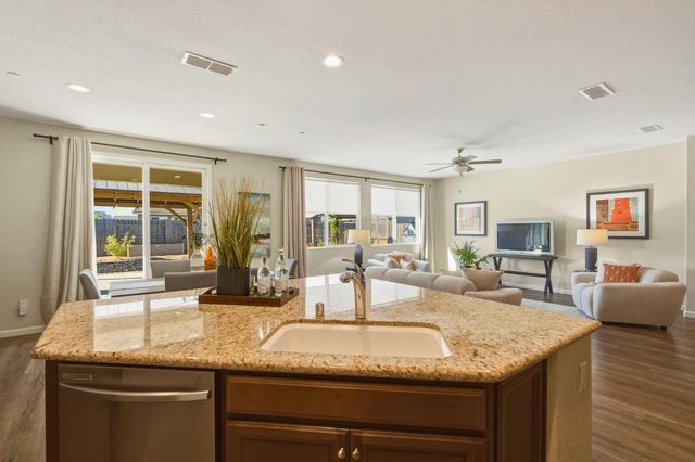 1820 Coastline Ct, Plumas Lake, CA 95961