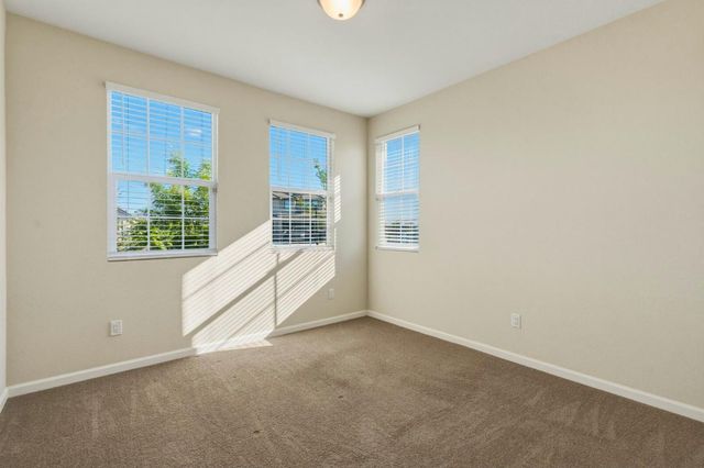 1820 Coastline Ct, Plumas Lake, CA 95961