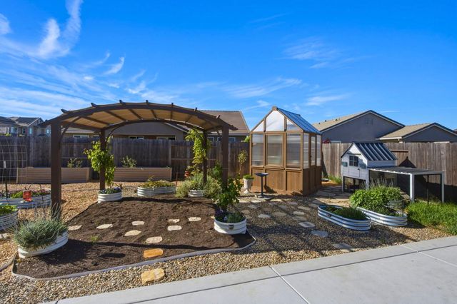 1820 Coastline Ct, Plumas Lake, CA 95961