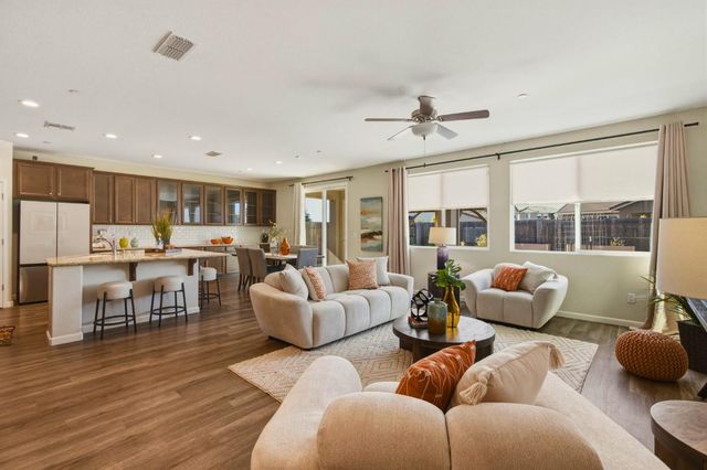 1820 Coastline Ct, Plumas Lake, CA 95961