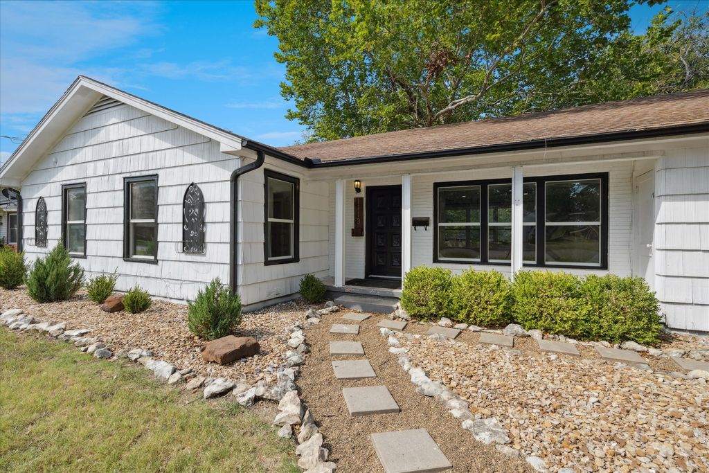 1113 Fair Avenue, Gainesville, TX 76240