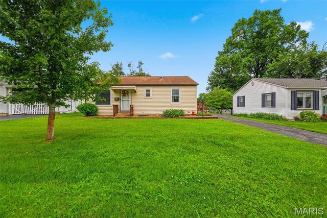 2702 Chatham Drive, Maryland Heights, MO 63043