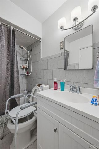 2702 Chatham Drive, Maryland Heights, MO 63043