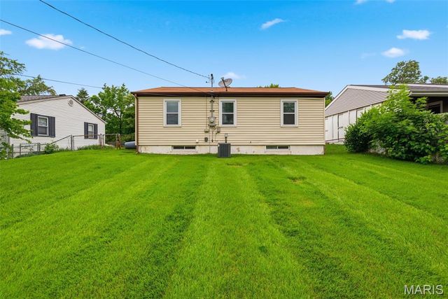 2702 Chatham Drive, Maryland Heights, MO 63043