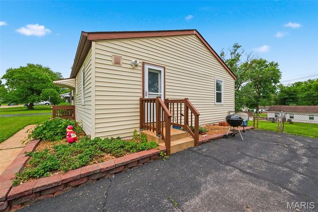 2702 Chatham Drive, Maryland Heights, MO 63043