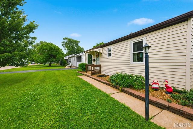 2702 Chatham Drive, Maryland Heights, MO 63043