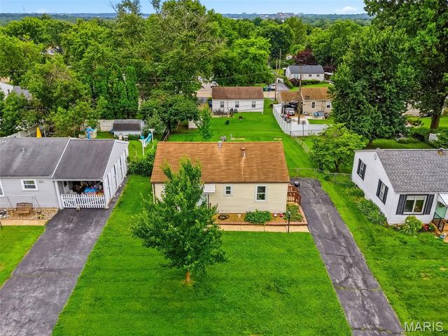 2702 Chatham Drive, Maryland Heights, MO 63043