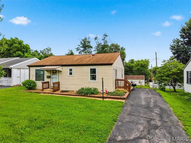 2702 Chatham Drive, Maryland Heights, MO 63043