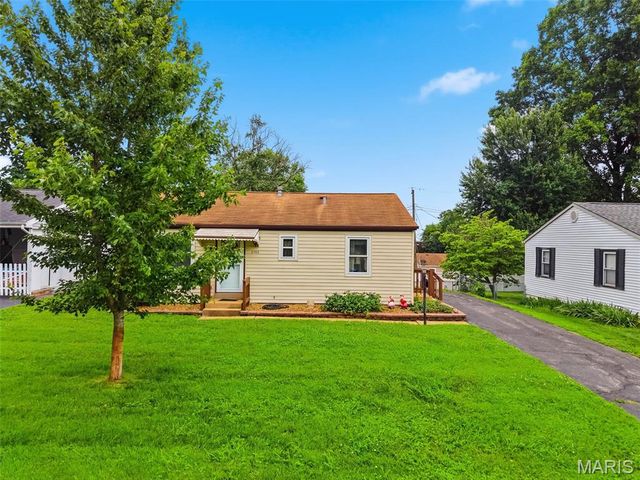 2702 Chatham Drive, Maryland Heights, MO 63043