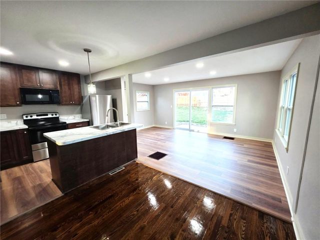 2748 Fairleigh Terrace, St Joseph, MO 64506