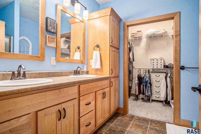 5011 Sunset Blvd Boulevard, Madison, SD 57042