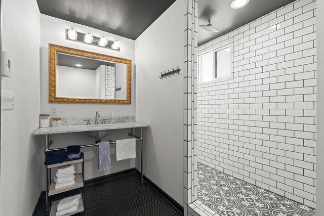2415 S Kinnickinnic AVENUE, Milwaukee, WI 53207