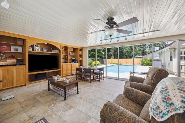 2338 Carleen Road, Houston, TX 77018