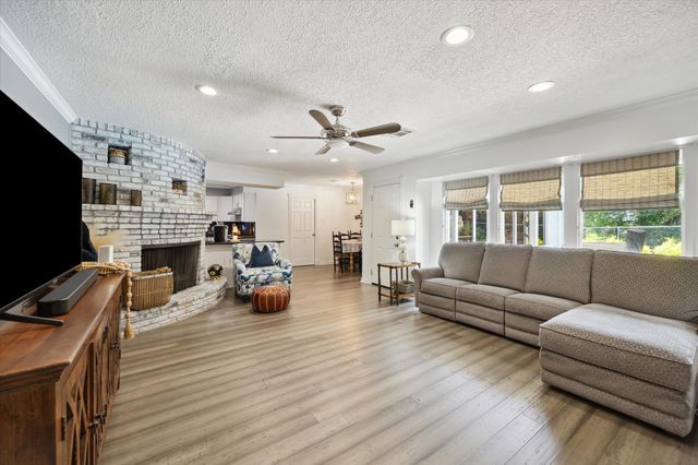 2338 Carleen Road, Houston, TX 77018