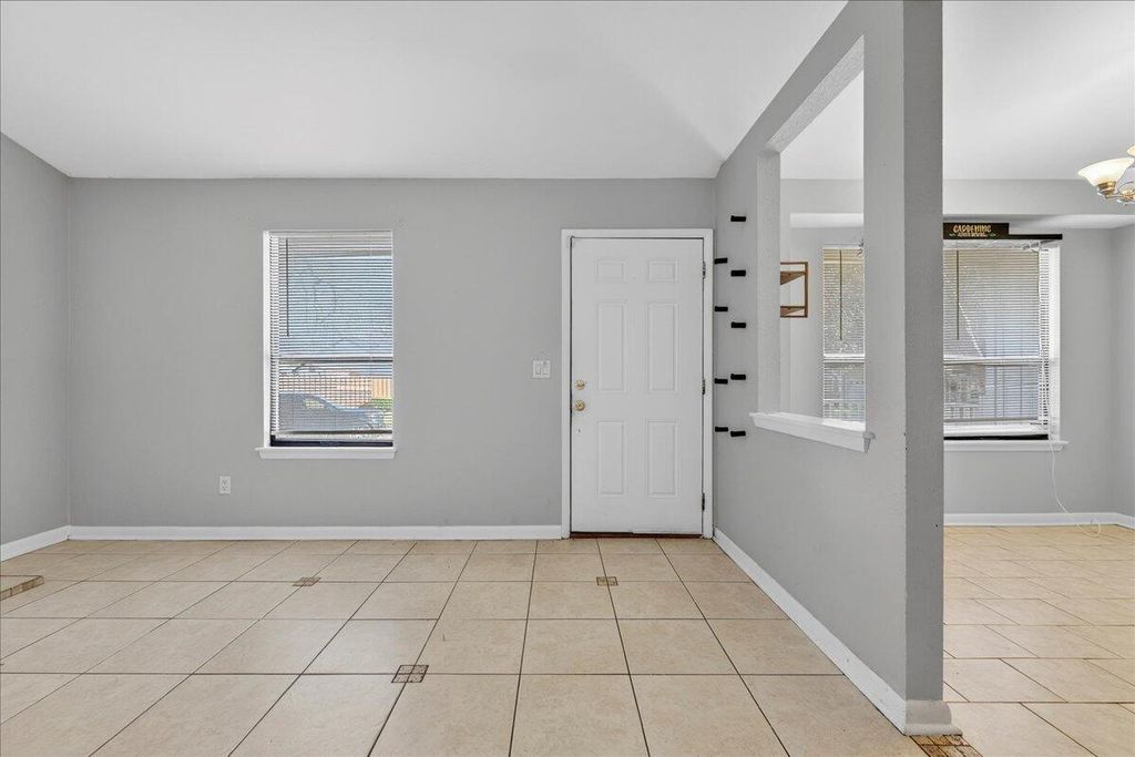 Image 5 of property listing at 203 Tabby Creek Circle, Summerville, SC 29486