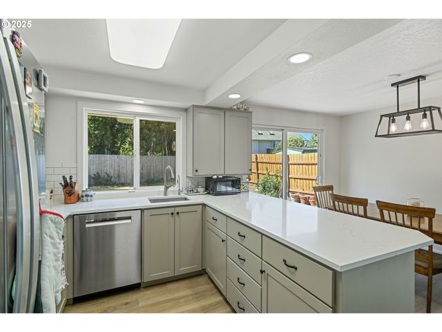 421 Sw LILLYBEN Ave, Gresham, OR 97080