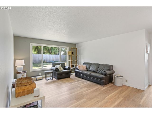 421 Sw LILLYBEN Ave, Gresham, OR 97080