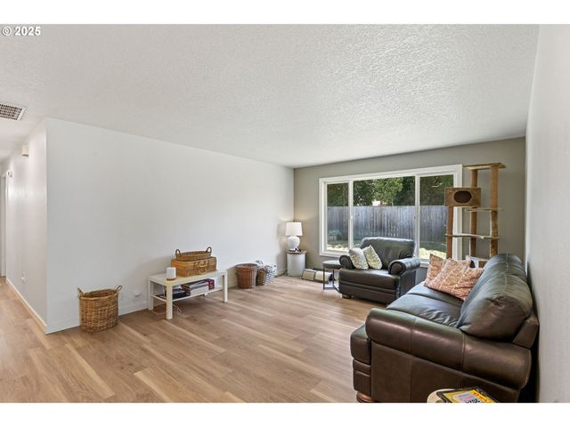 421 Sw LILLYBEN Ave, Gresham, OR 97080