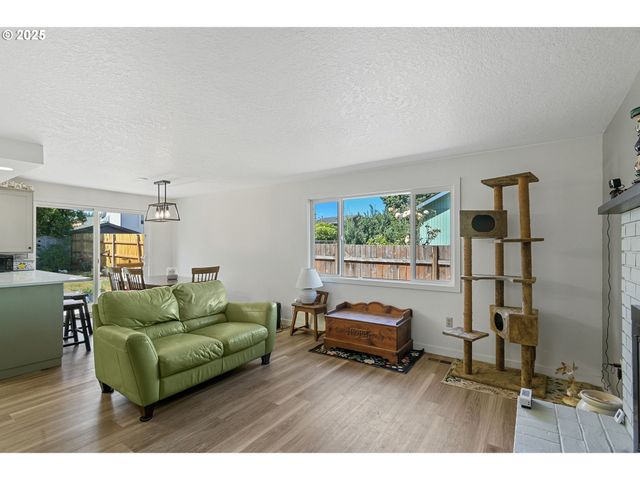 421 Sw LILLYBEN Ave, Gresham, OR 97080