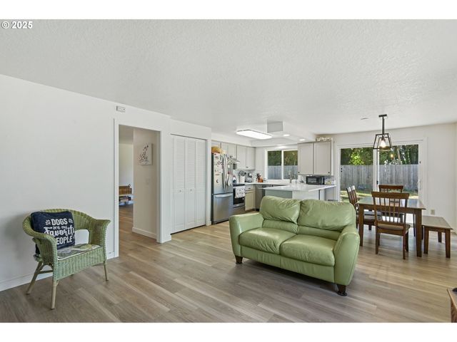 421 Sw LILLYBEN Ave, Gresham, OR 97080