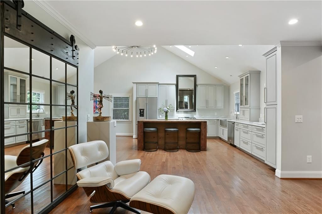 Image 13 of property listing at 2067 Fairhaven NE Circle, Atlanta, GA 30305