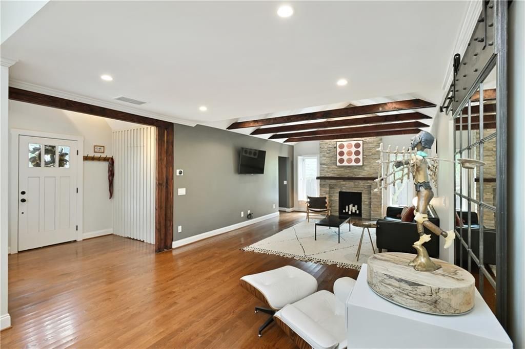 Image 9 of property listing at 2067 Fairhaven NE Circle, Atlanta, GA 30305