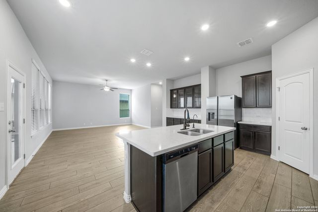 1525 SPECHTS RNCH, New Braunfels, TX 78132