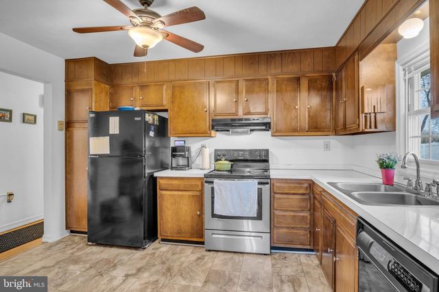 7169 CHAMBERS HILL RD, Harrisburg, PA 17111