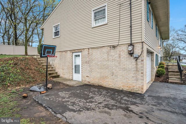 7169 CHAMBERS HILL RD, Harrisburg, PA 17111