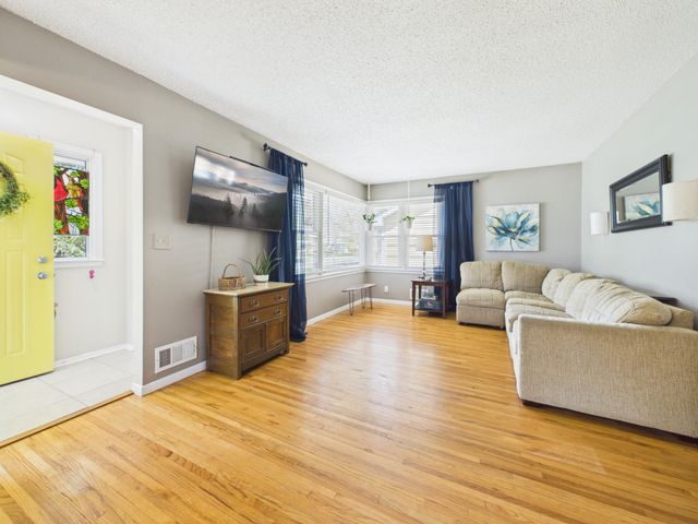 4250 Welcome Avenue N, Crystal, MN 55422