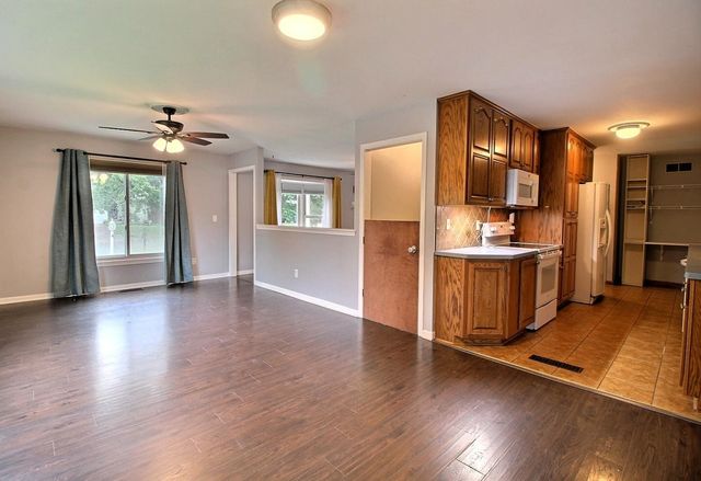 2201 S Crestway St, Wichita, KS 67218