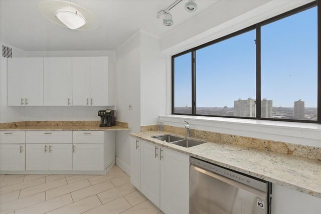 4940 S East End Avenue 17A, Chicago, IL 60615