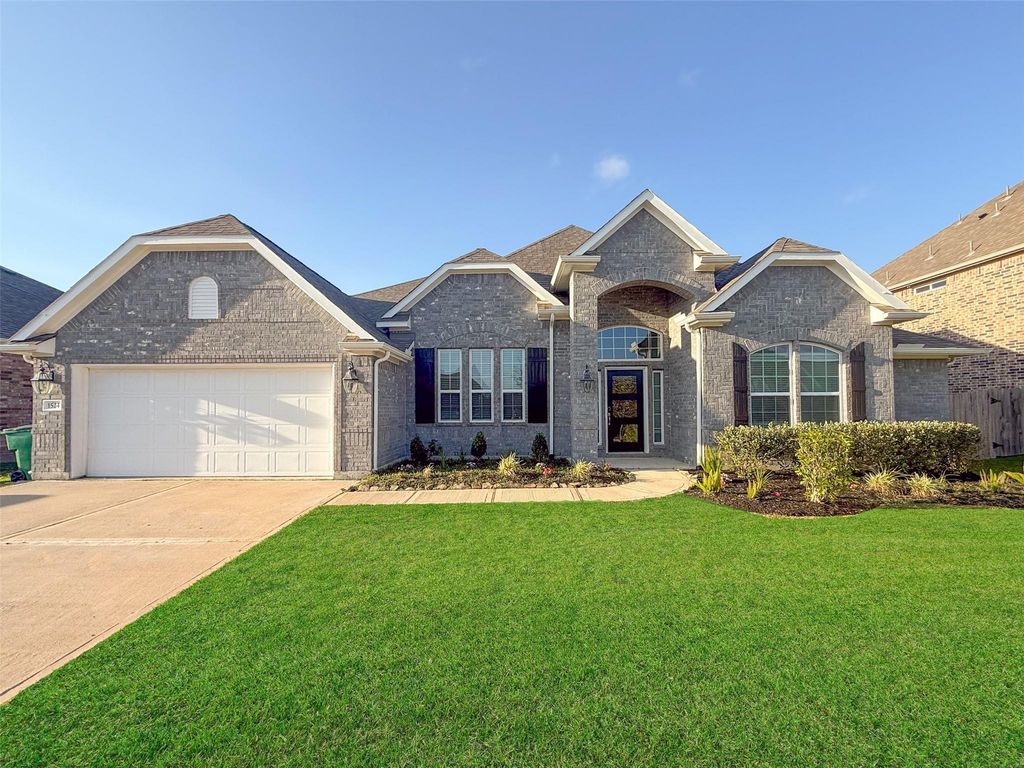 1524 N Bluebonnet Lane, Angleton, TX 77515