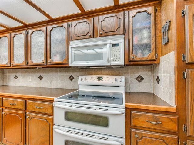 2201 Dena Drive, Guthrie, OK 73044