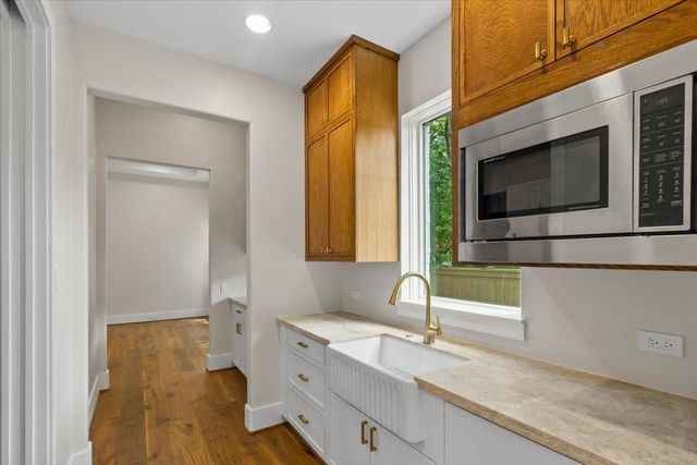 2341 Maroneal St, Houston, TX 77030