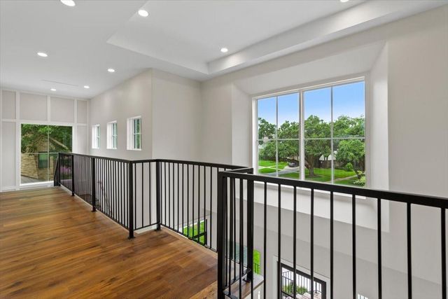 2341 Maroneal St, Houston, TX 77030