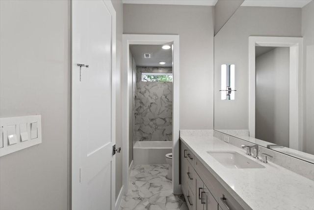 2341 Maroneal St, Houston, TX 77030