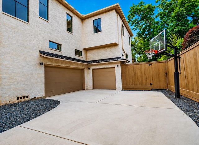 2341 Maroneal St, Houston, TX 77030