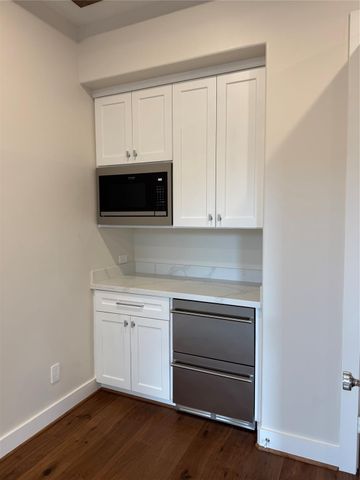 2341 Maroneal St, Houston, TX 77030