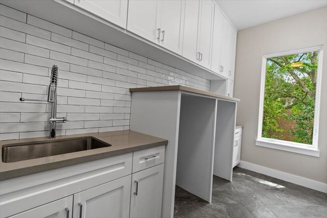 2341 Maroneal St, Houston, TX 77030