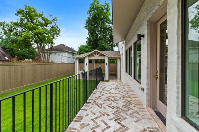 2341 Maroneal St, Houston, TX 77030