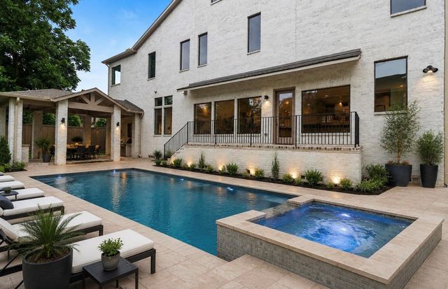 2341 Maroneal St, Houston, TX 77030