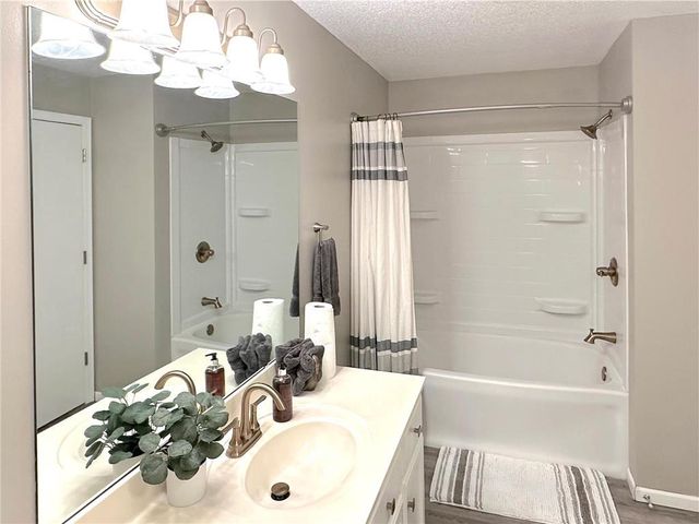 2352 Oakridge Circle, Hudson, WI 54016