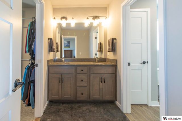 21212 Madison Street, Elkhorn, NE 68022