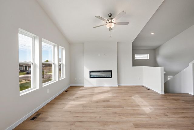 605 Redwood Loop N, Cambridge, MN 55008