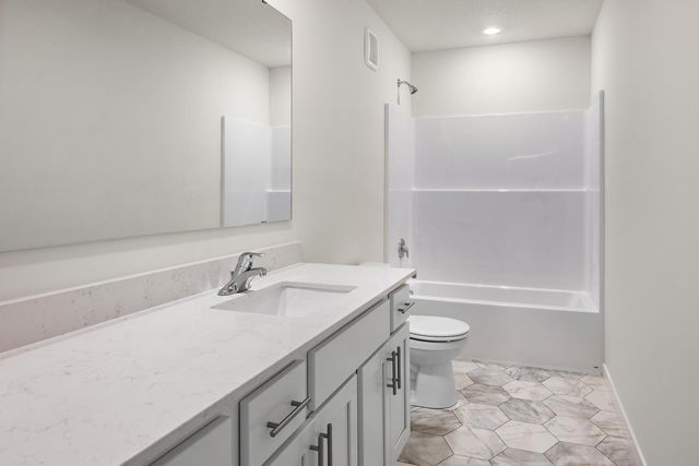 605 Redwood Loop N, Cambridge, MN 55008