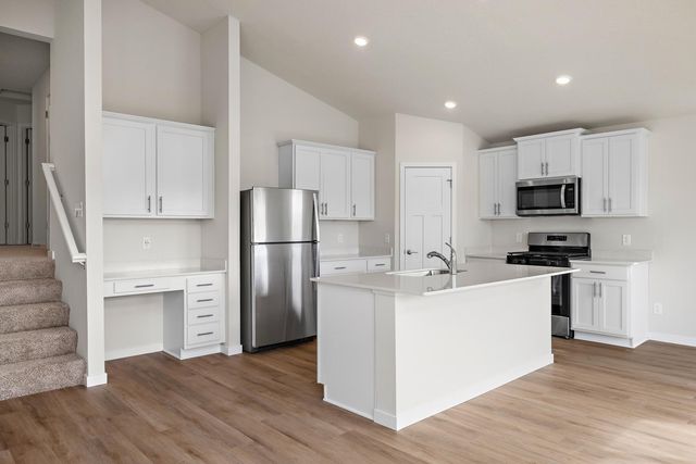 605 Redwood Loop N, Cambridge, MN 55008